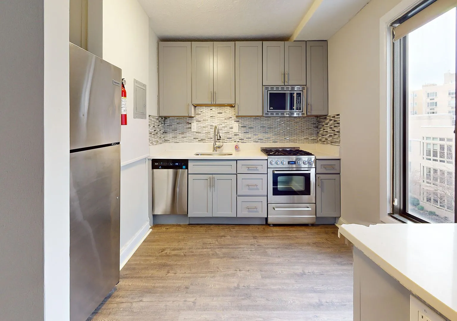 Renovated Logan Circle Studio Apartment W/Parking Available, Rooftop Pool, Front Desk, & More! — Photo 4