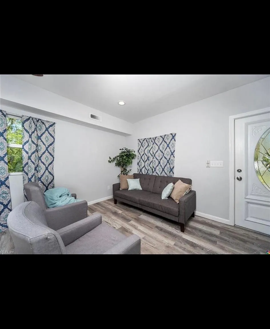 3 bed, 1242 sqft, $2,375 — Photo 4