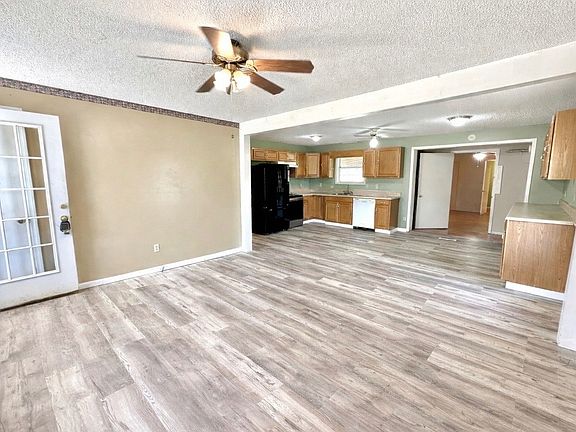 3rd image of 115 S Oak Dr