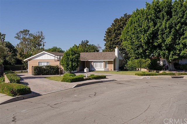 Street View-Circular driveway