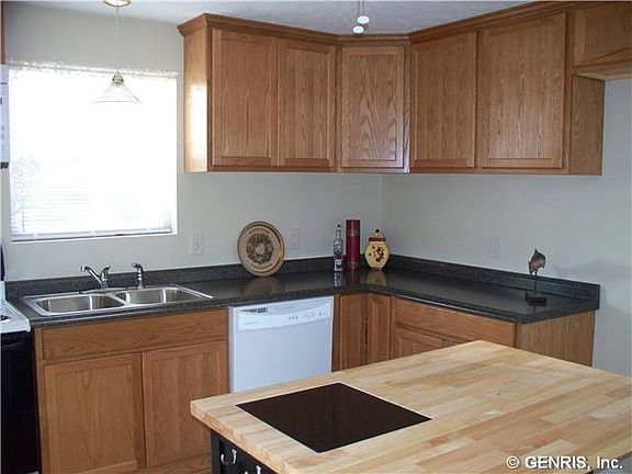 5th image of 220 Pleasant St