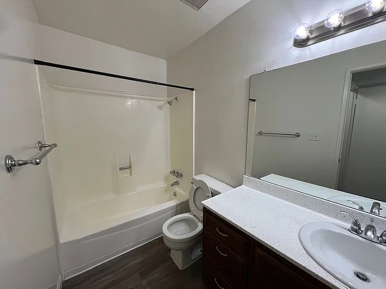 Raintree Garden Apartments — Photo 9