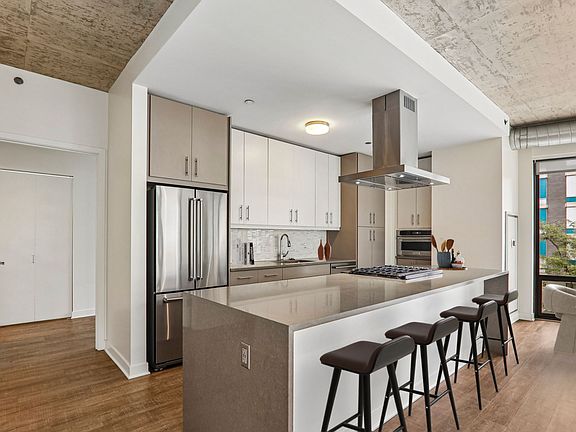4th image of 423 E Ohio St #404