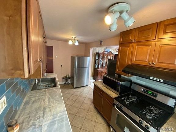 3rd image of 23 Ruxton St