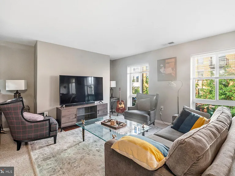 642 S Charles St #R22 — Photo 12