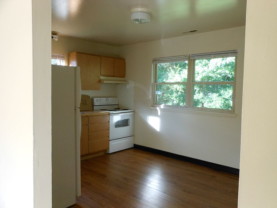 2nd image of 106 Edgewood Ave APT H