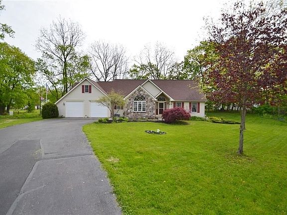 2nd image of 135 Dar Lind Ln