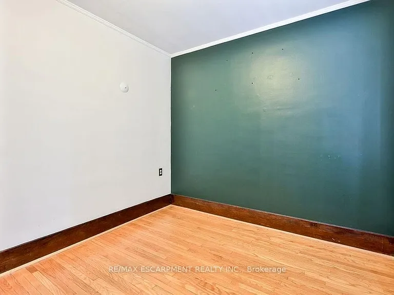 311 Queen St S — Photo 18