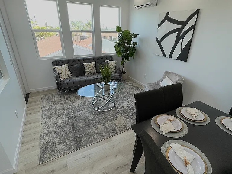 4327 Clairemont Dr — Photo 8
