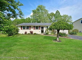 4 Smith St, Farmingdale, NJ 07727