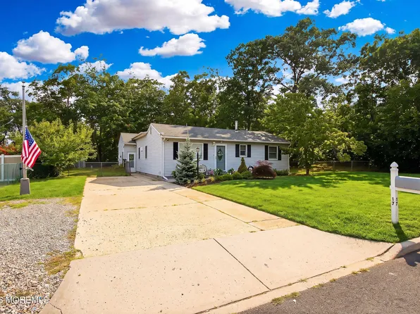 17 Locust Road, Howell, NJ 07731
