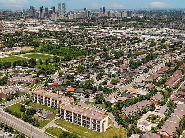 1050 Stainton Dr #322, Mississauga, ON L5C 2T7
