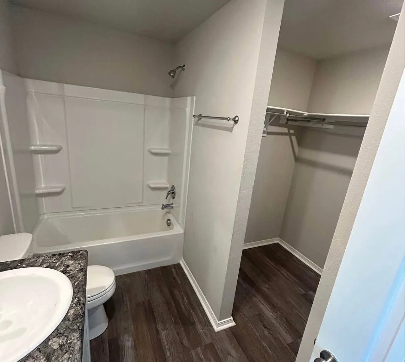 3bed 2 bath located Valley view — Photo 3