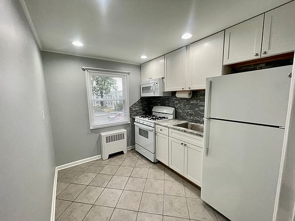 5th image of 74B Hastings Ave #B