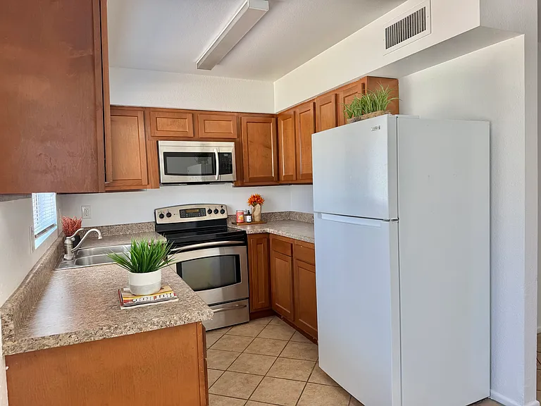 765 N Arrowhead Dr #2 — Photo 2