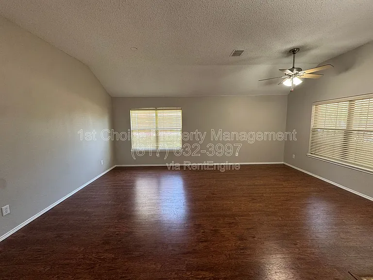 304 E Clover Park Dr — Photo 4