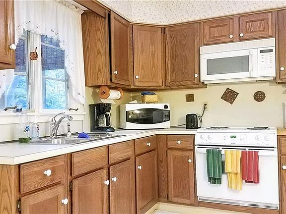 5th image of 216 Ledyard Ave