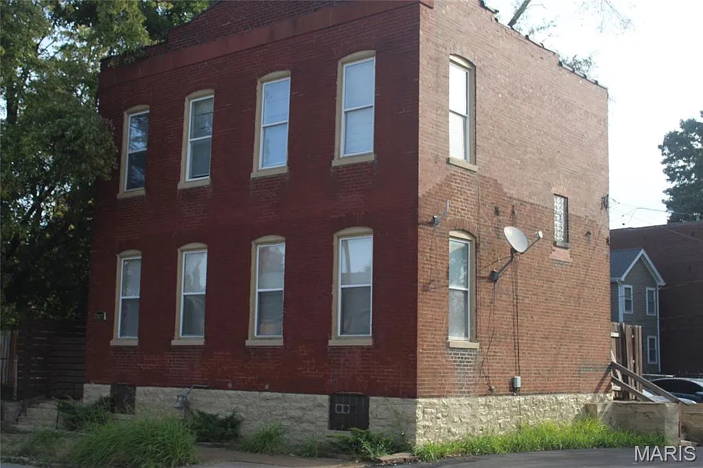 3 bed, 2.0 bath, 1863 sqft, $2,000 — Photo 2