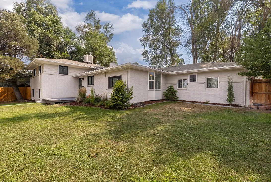 4 bed, 2.5 bath, 2900 sqft, $5,000 — Photo 2