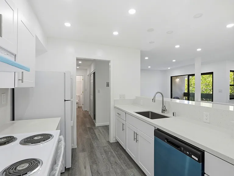 444 Merritt Ave #202 — Photo 3
