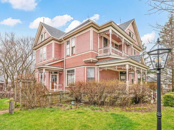 137 N View St, Hinckley, IL 60520