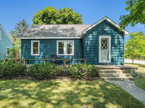 833 James St, Frankfort, MI 49635