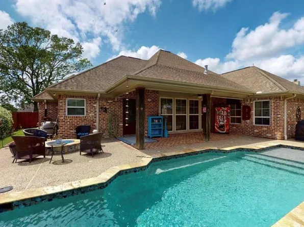 104 Mockingbird Ln, Bridge City, TX 77611