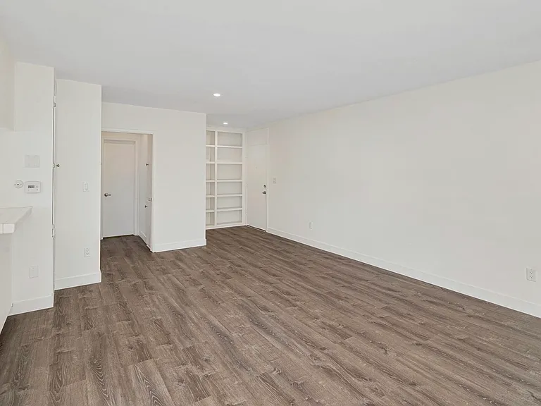 124 N Clark Dr #301 — Photo 6