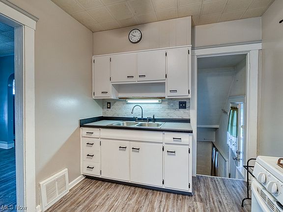 5th image of 11313 Headley Ave