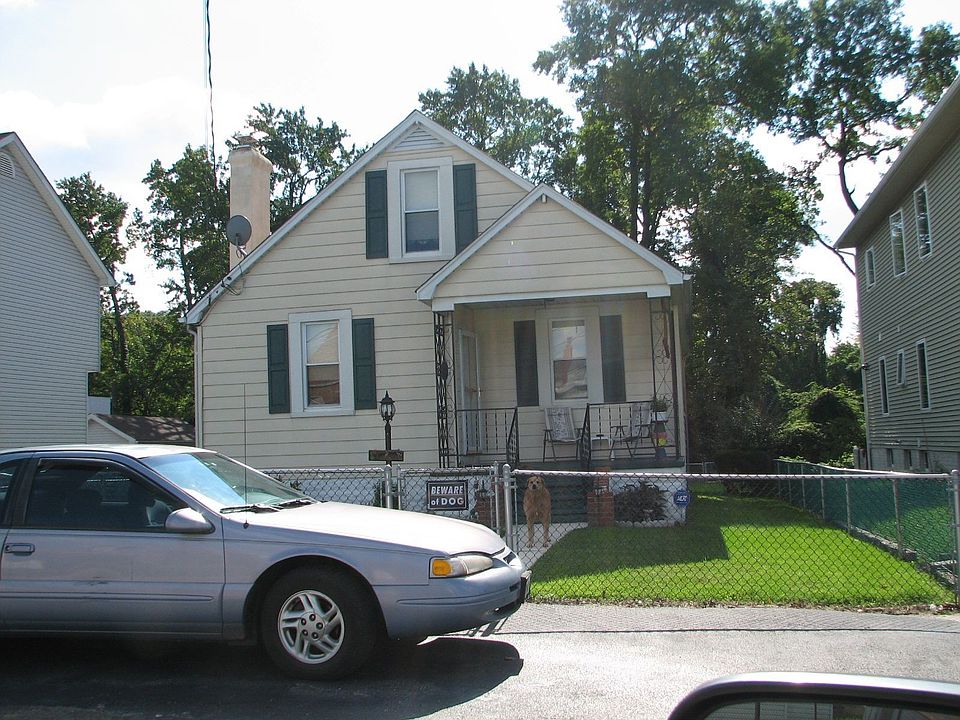 Nice Fenced in front yard