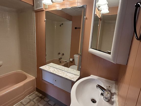 4th image of 1014 W Bluff St #1