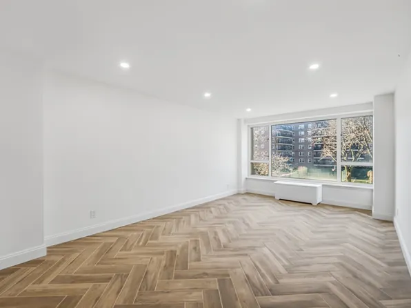 166-25 Powells Cove Boulevard image 22 of 31