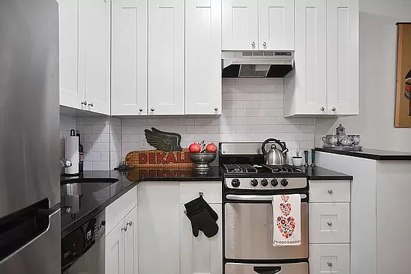 Rented by Charney Real Estate LLC | media 21