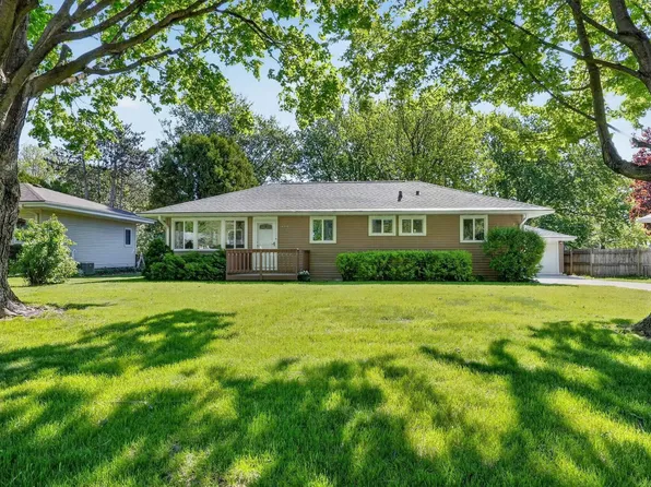 4310 Clearview Dr, Cedar Falls, IA 50613