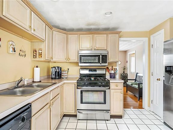 2nd image of 21 Meadow Glen Dr