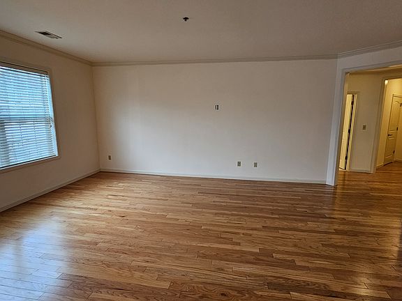 4th image of 300 Canter Ct