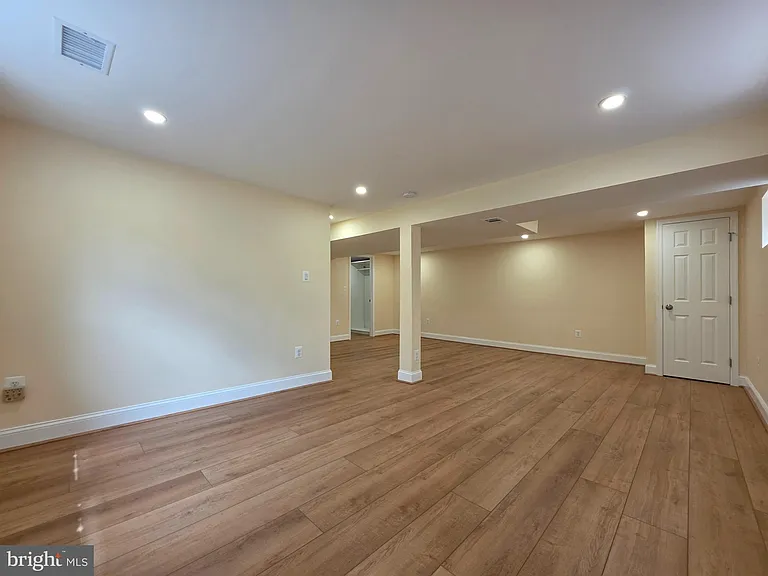 5921 Arlington Blvd — Photo 28