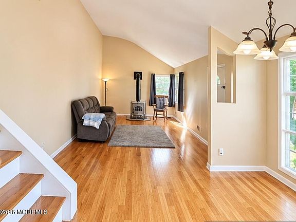 4th image of 9 Orchard Avenue E