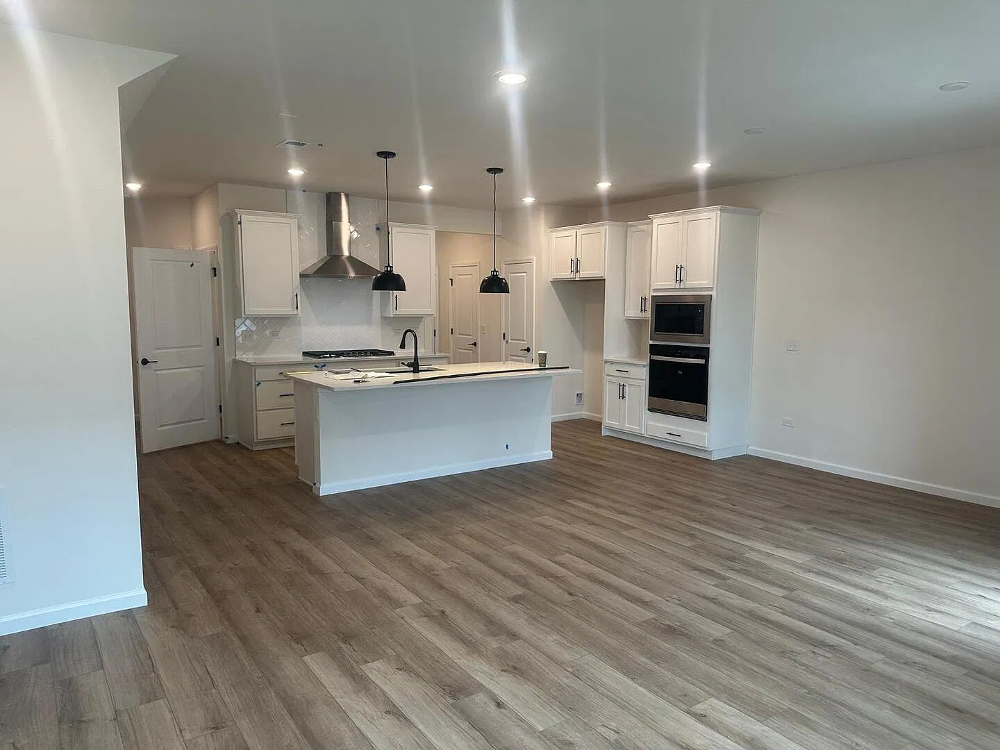 3 bed, 2.5 bath, 1883 sqft, $3,200 — Photo 2