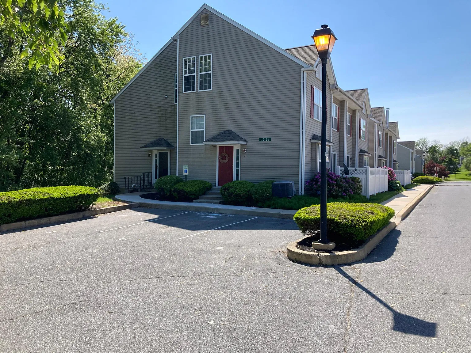 3 bed, 1700 sqft, $2,150 — Photo 2