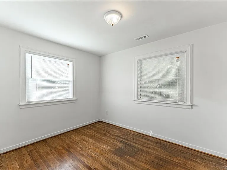 5104 Lochaven Ave — Photo 8