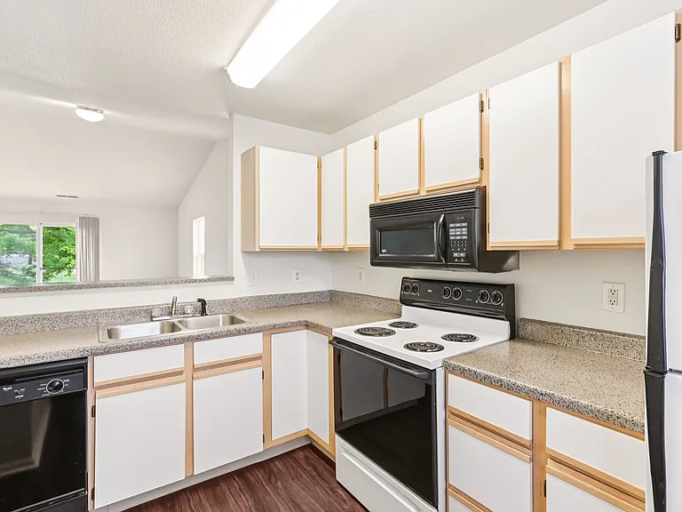Broadway Village Apartments — Photo 28