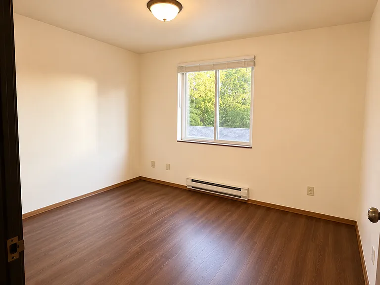 Lakeview Apartments — Photo 16