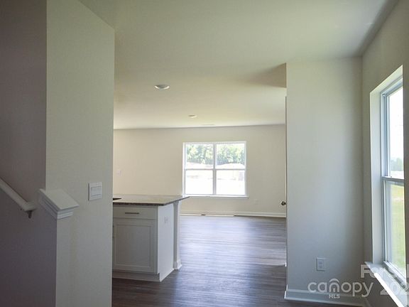 4th image of 40 Lillian Ln