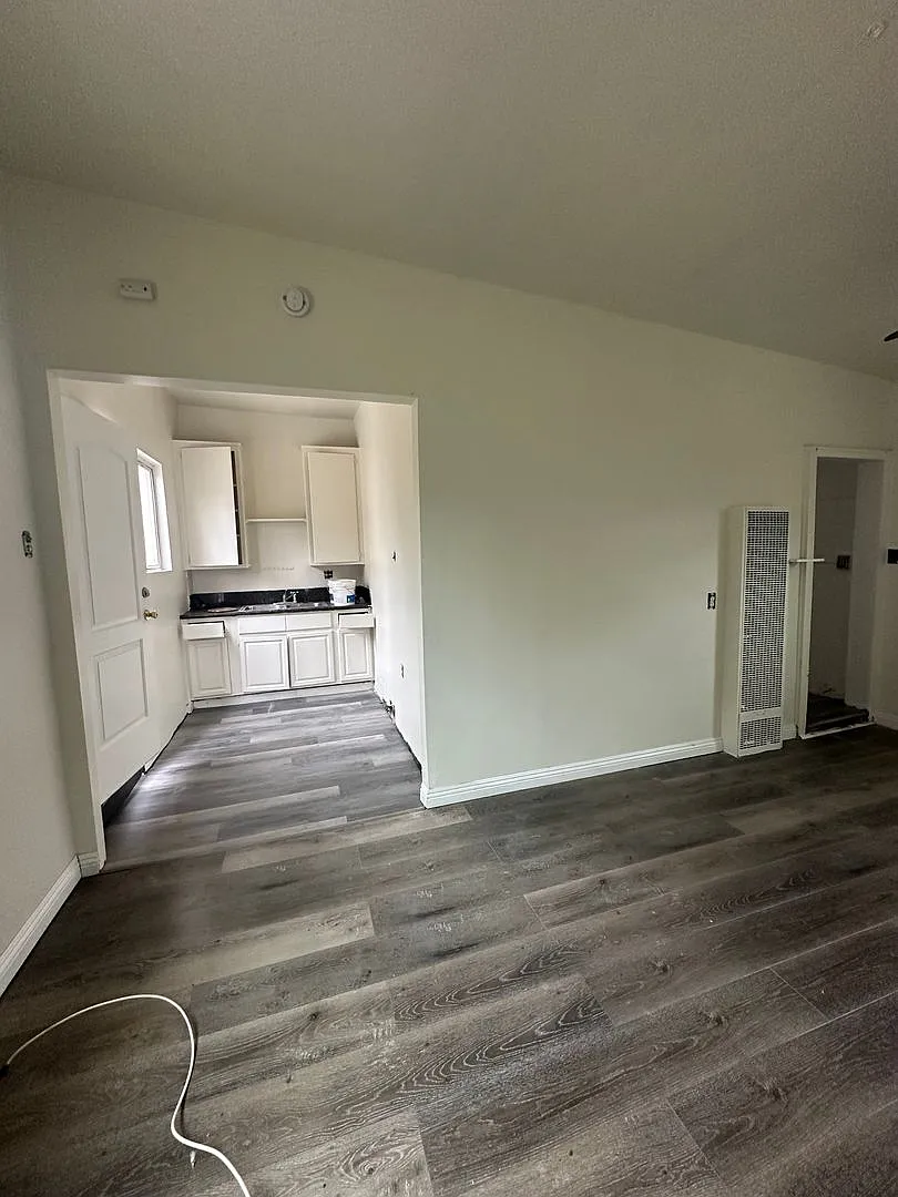 1304 Amalia, Efficiency style units — Photo 4