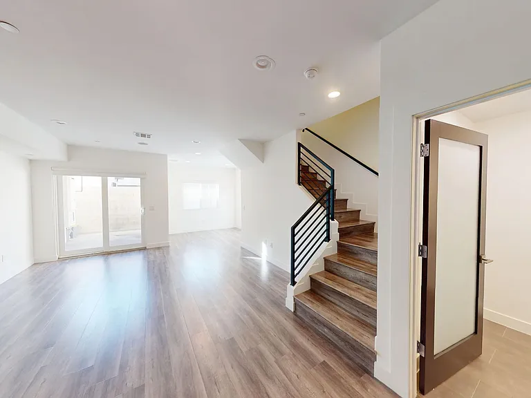 14827 Victory Blvd — Photo 15