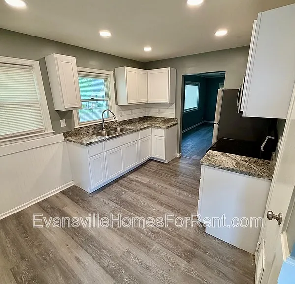 120 Leslie Ave — Photo 3