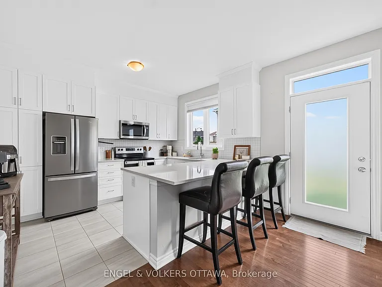 33 Focality Cres — Photo 10