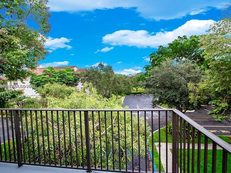 10105 W Sunrise Blvd #303
