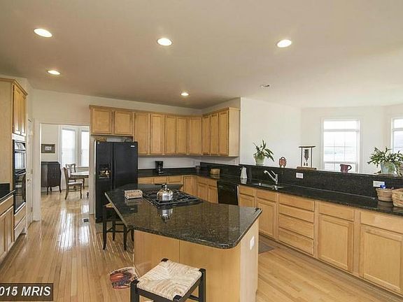 Recessed lights, granite, island cooktop plus